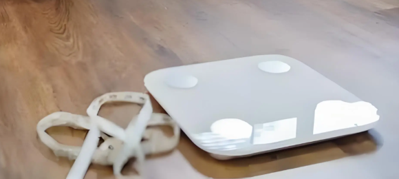 체중계와 줄자가 놓여있다